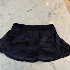 Lululemon Black Camouflage Pace Rival Mid Rise Women's Skirt, size 8, EUC